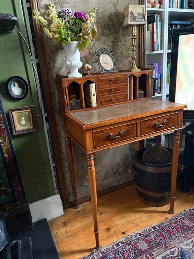Beautiful Edwardian walnut Lady's Writing Desk