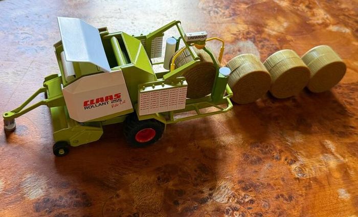 Siku 2453 Claas Rollant 255 Uniwrap, 4 Bales