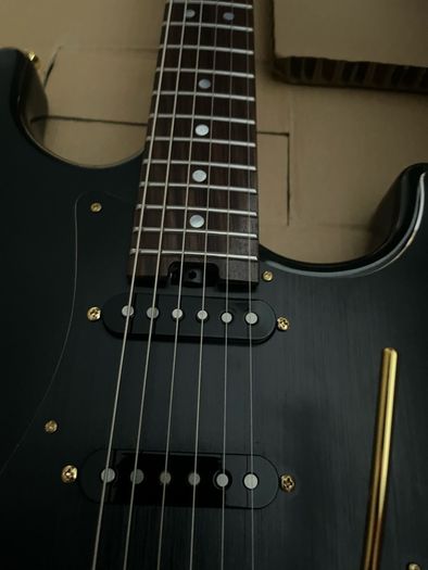 Electric Guitar Stratocaster Mooer GTRS Standard 900 W  Electric Guitar with Integrated GTRS Intelligent multi effects Process System and Wireless Transmitter