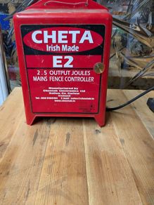 Cheta electric mains fencer 220 volts electric fencer,used but in excellent condition, please see pictures attached.