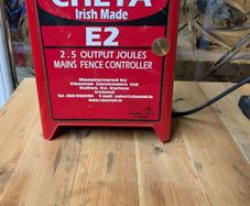 Cheta electric mains fencer 220 volts electric fencer,used but in excellent condition, please see pictures attached.