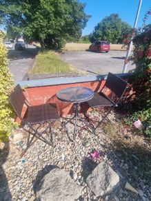 garden table and chairs