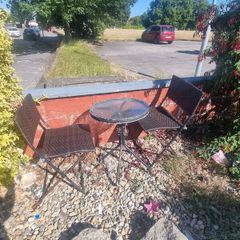 garden table and chairs