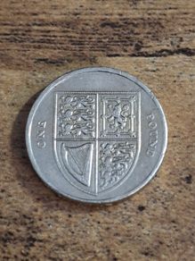 Great Britain UK 2014 One Pound Elizabeth II Coin, Royal Shield - free standard postage
