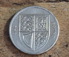 Great Britain UK 2014 One Pound Elizabeth II Coin, Royal Shield - free standard postage