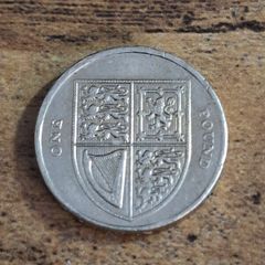 Great Britain UK 2014 One Pound Elizabeth II Coin, Royal Shield - free standard postage