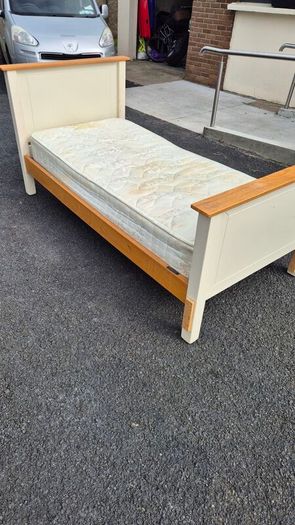 Timber solid frame single bed