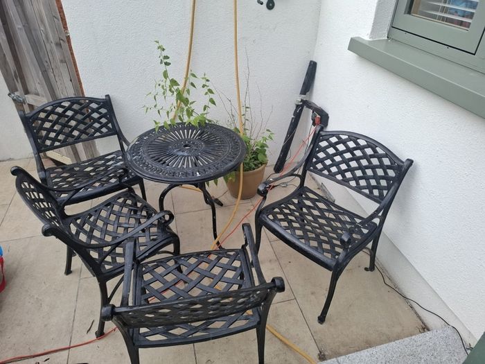 Solid Cast Iron Garden furniture Table & 4 chairs