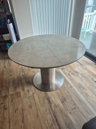 Dining room table