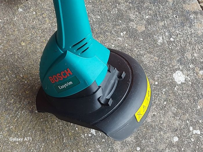 BOSCH ART 26 Easytrim Garden Strimmer in very good condition