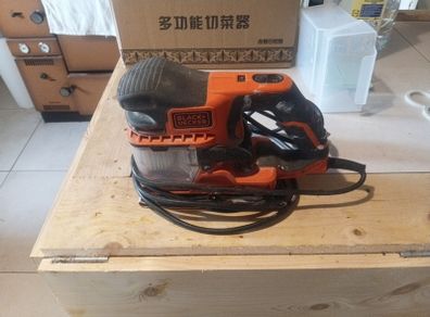 Vibrating Black and Decker Sander