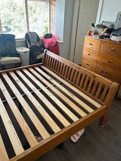 Super King Sized Bed and 2x bedside lockers (Oak)