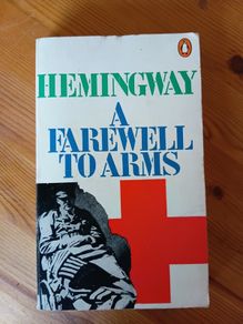 Hemingway A Farewell to Arms. Vintage.