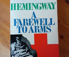 Hemingway A Farewell to Arms. Vintage.