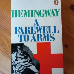 Vintage. Hemingway A Farewell to Arms. Vintage.