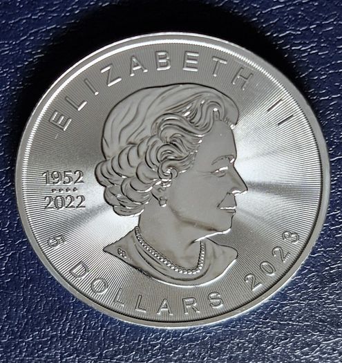 1 Oz 2023 Canada Silver Maple Leaf 1952-2022  Queen Elizabeth