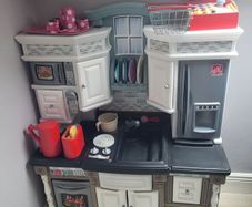 childs kitchen comes with accessories