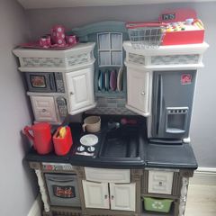 childs kitchen comes with accessories