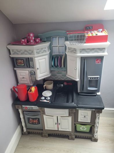 childs kitchen comes with accessories