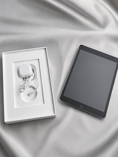Ipad 8th Generation WiFi/Cellular Sim Like New