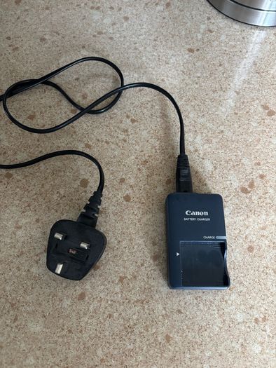 Canon IXUS 100 only used few times and like brand new with rugged carry case and charger