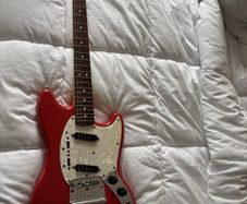 Squier - Mustang w/ Hot Rail