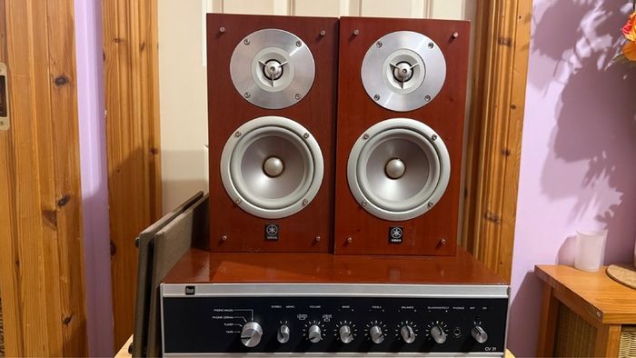 Vintage Dual Quadro amplifier with Yamaha speakers