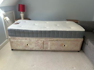 Single divan bed with drawers