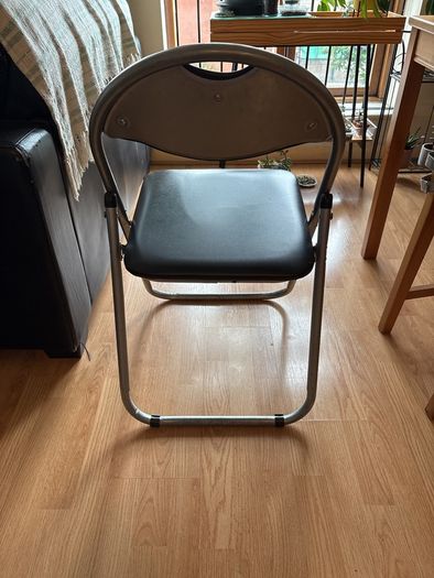 Foldable chair (cushioned)