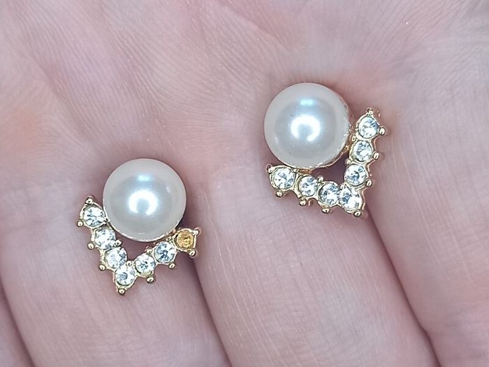 Vintage jewelry is sold individually for 5 to 10 euros