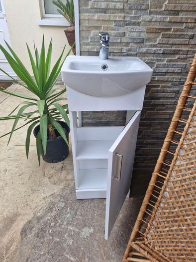 bathroom vanity unit and sink