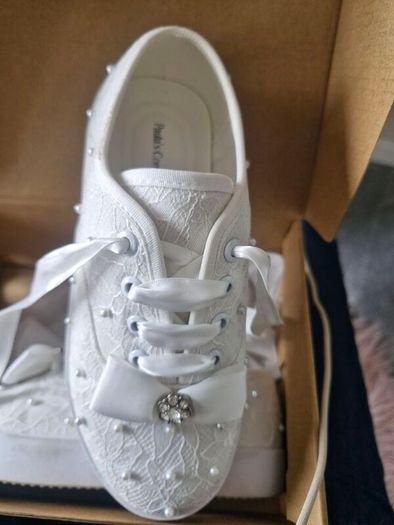 white runners girls with Pearls