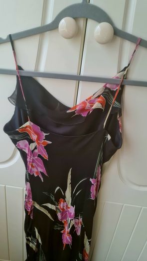100% silk, Sequin. Ruffled. Rue de la Paix Boutique. Size 8