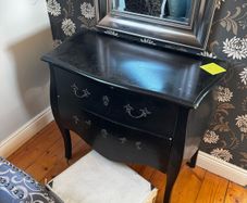 chest of drawers