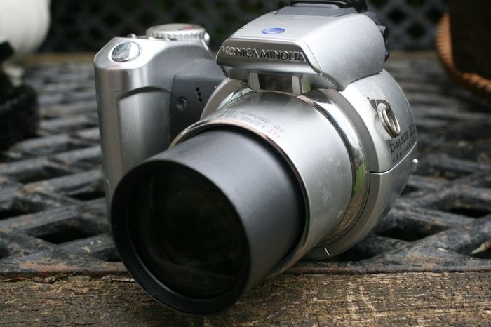 Konica Minolta Dimage Z2 4MP Digital Camera 10x Optical Zoom