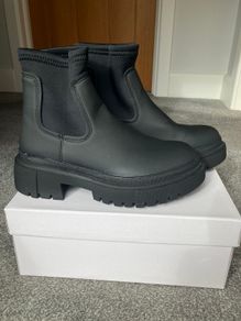 New in Box Ladies Black Chelsea Boots Size 4 UK37