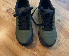 Mountain bike shoes