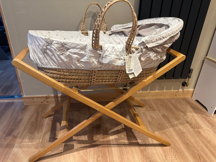 Moses basket with stand
