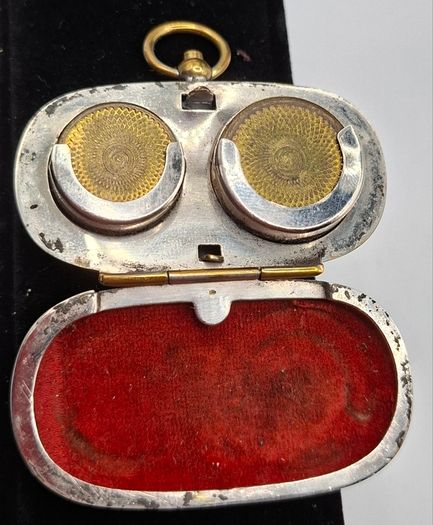 Vintage double sovereign coin case