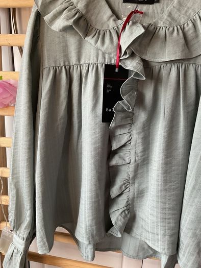 blouse Bnwt frilled collar blouse dipped back hem short feminine baloot size small (12) due to style