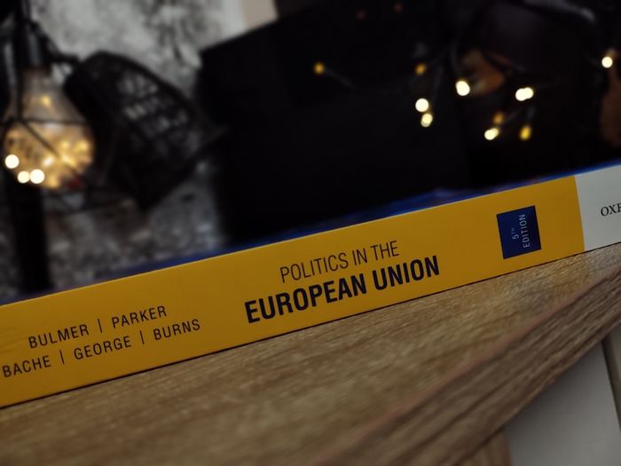 Politics in the European Union ! 5th Edition ! RRP 50-60 euro ! 2020 ! by Oxford University Press !