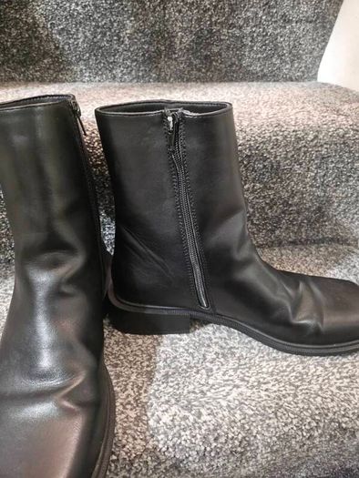 Black boots Uk7 (EU40)