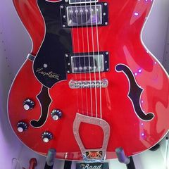 lefthanded electric guitar with gig case never used due to hand surgery 800 euro ono