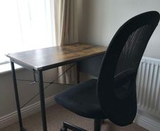 Office chair + desk