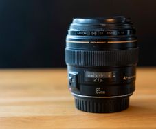 Canon EF 85mm f/1.8 USM lens