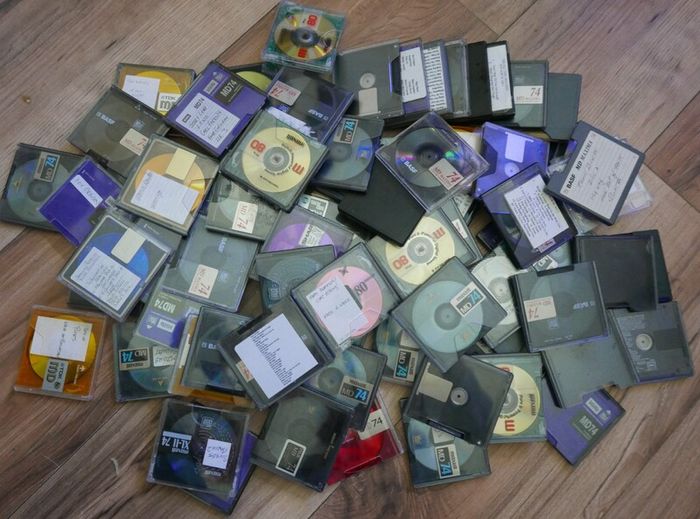 Large collection of assorted MiniDiscs (5 each)