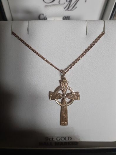 9 carat gold pendant and chain