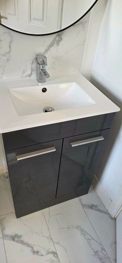 bathroom sink unit with mirror