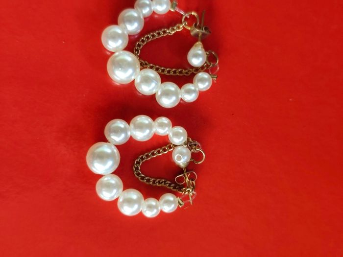 Jewellery pearl style earrings