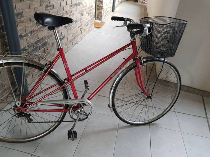 Retro Peugeot ladies bike( can deliver)
